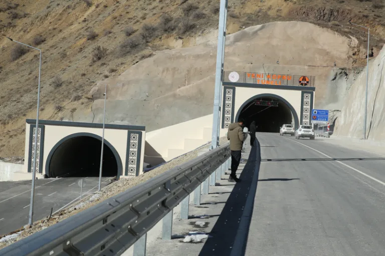 Yeniköprü Tüneli'nde araç geçişleri başladı