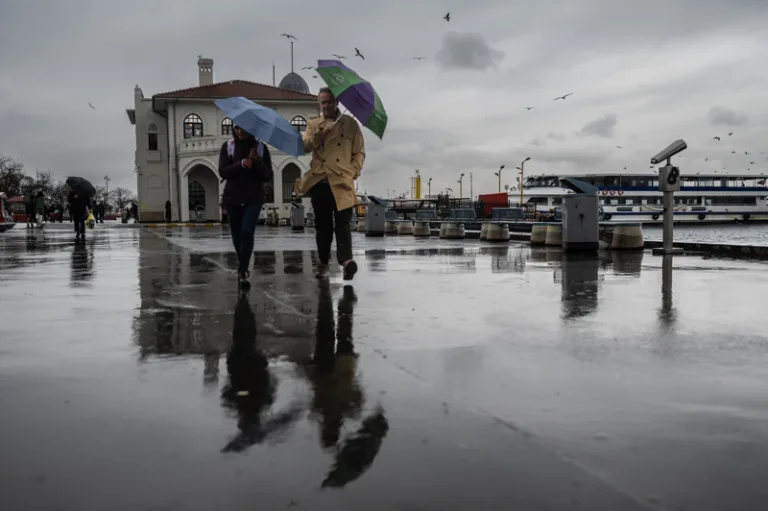 İstanbul'da sıcaklık 5 derece düştü, yağmur etkili oluyor