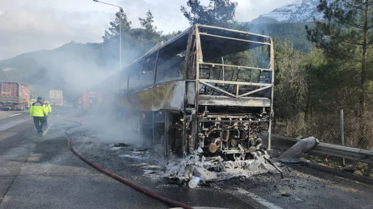 yolcu otobüsü yangında küle döndü