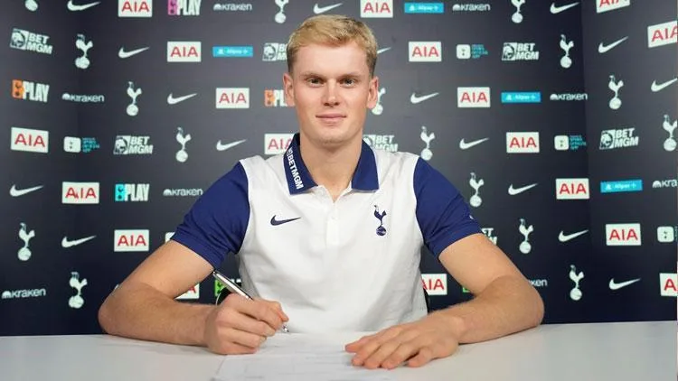 Tottenham, Slavia Prag'dan kaleci Antonin Kinsky'yi transfer etti