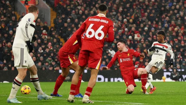 Liverpool ve Manchester United 2-2 berabere kaldı