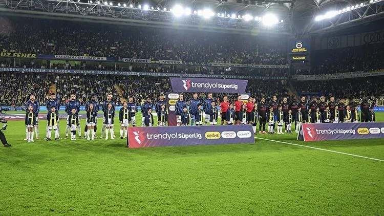 Fenerbahçeli taraftarlar yönetimi ve Galatasaray'ı protesto etti