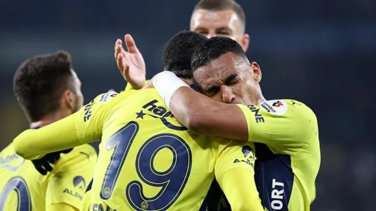 Fenerbahçe, Hatayspor'u 2-1 yenerek puan farkını 8'e çıkardı