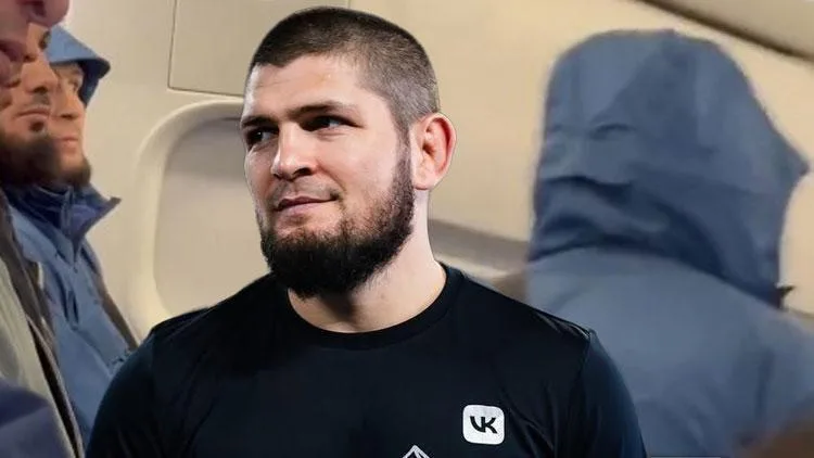 Khabib Nurmagomedov hostesle anlaştığı için uçaktan indirildi