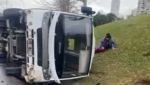 Esenyurt'ta minibüs devrildi, bir kadın yaralandı