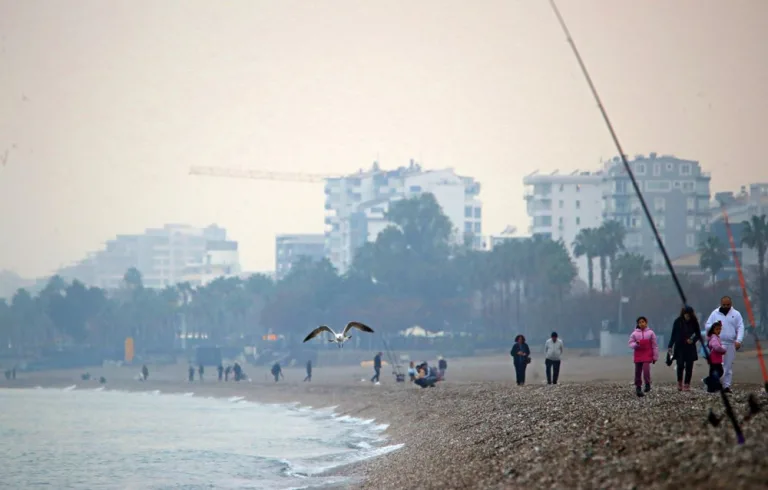 Antalya'da yağmurda deniz keyfi yapıldı