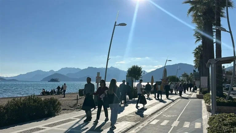 güneşli havada sahiller dolup taştı