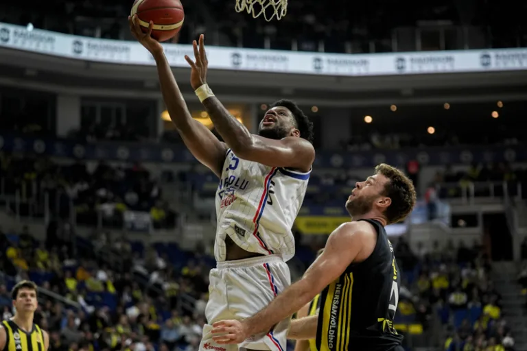 Fenerbahçe Beko, Anadolu Efes'i konuk ediyor