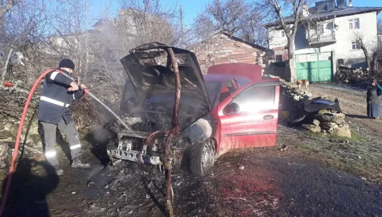 park halindeki otomobilde yangın çıktı, söndürüldü