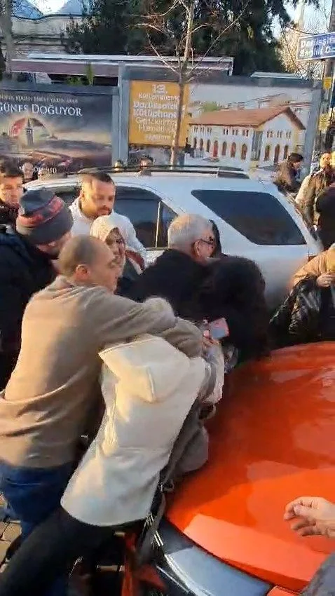 İstanbul'da kadınlar park yeri için saç saça baş başa kavga etti