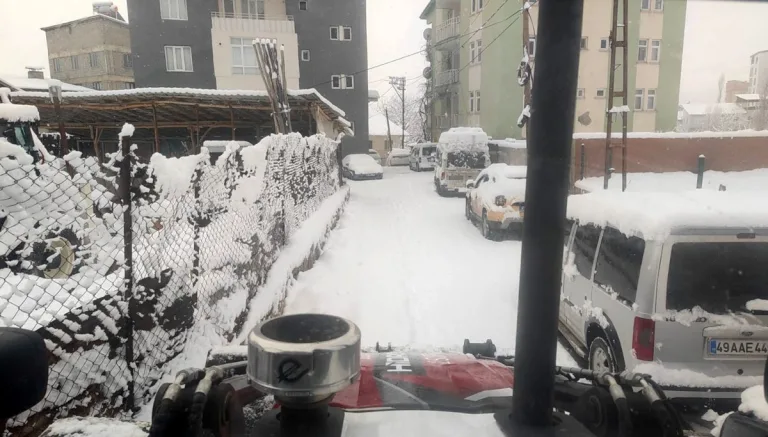 Hakkari'de kar nedeniyle 132 yerleşim yerinin yolu kapandı