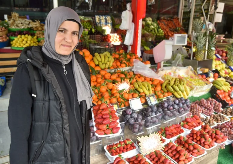 çilek fiyatları Antalya'da 400 liraya yükseldi