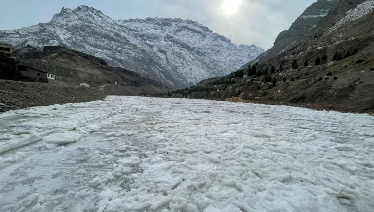 Hakkari'de Zap Suyu'nun yüzeyi dondu