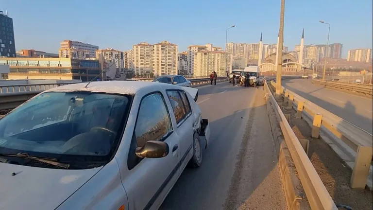 yol buz tuttu, 6 kişi yaralandı