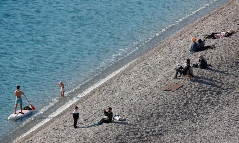 Antalya'da kar manzarasında denize girenler