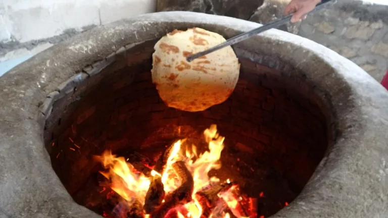 Malatya'da tandır ekmeği üreten esnaf geleneği sürdürüyor