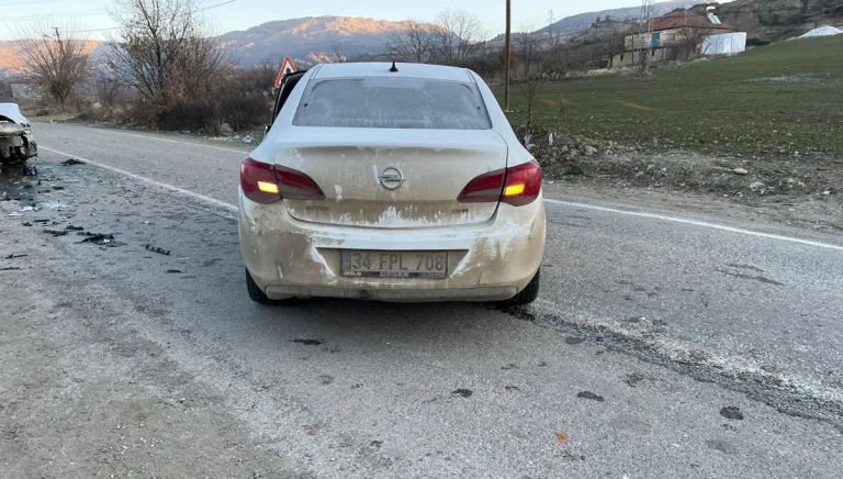 Adıyaman'da iki otomobil çarpıştı, 4 kişi yaralandı