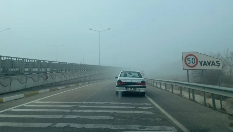 Çorum'da yoğun sis trafiği olumsuz etkiledi