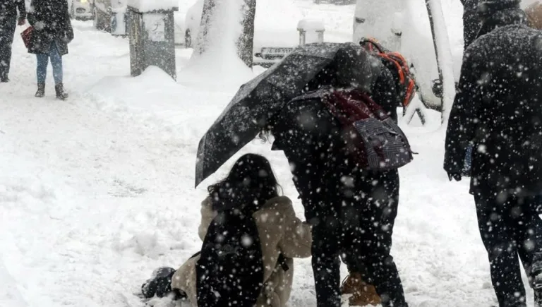 karlı ve buzlu yolda yürürken dikkat edilmesi gerekenler