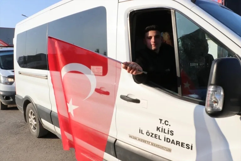 Türk bayrağıyla Suriye'ye döndü