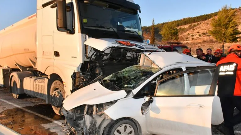 Adıyaman'da tanker otomobile çarptı: 3 ölü, 4 yaralı