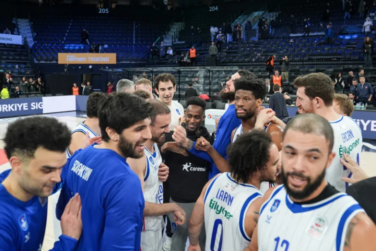 Anadolu Efes, Galatasaray'ı 99-87 yenerek galibiyet serisini sürdürdü