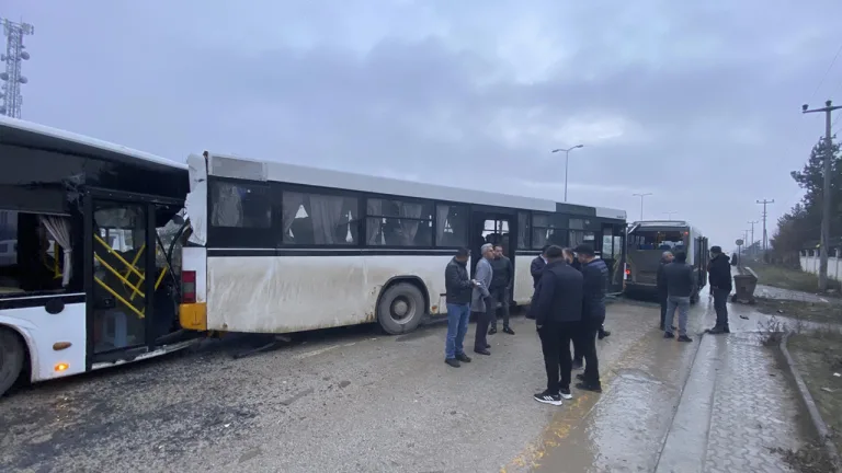 Ankara'da zincirleme trafik kazasında 31 kişi yaralandı