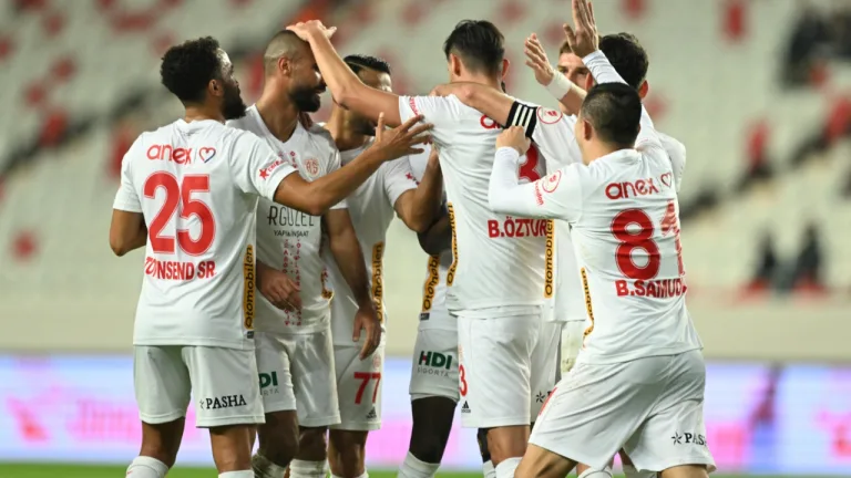 Antalyaspor Kocaelispor'u 3-1 yenerek liderliğe yükseldi