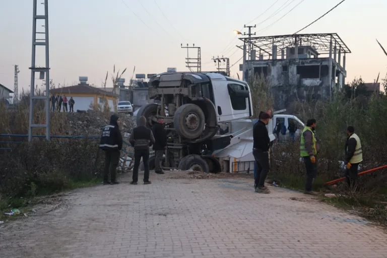 Hatay'da köprü çöktü, hafriyat kamyonu dereye düştü