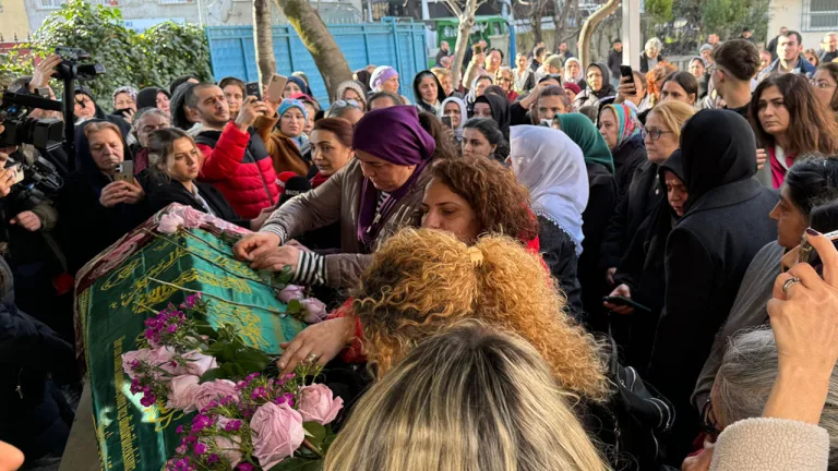 eşinin otomobilinde cesedi bulunan ayşe c. toprağa verildi