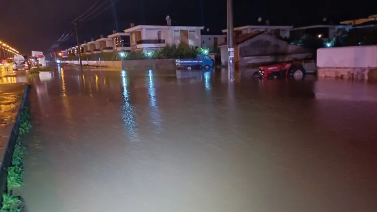 Kazdağları'ndan akan sular yolu kapattı