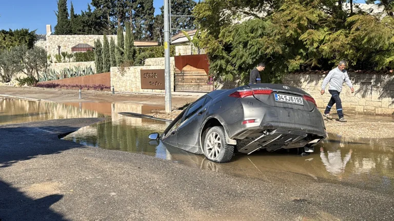 Bodrum'da otomobil çukura düştü, sürücü kurtarıldı