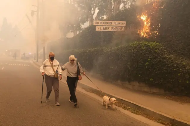 Los Angeles'ta lüks mahallelerde çıkan yangında evler boşaltılıyor