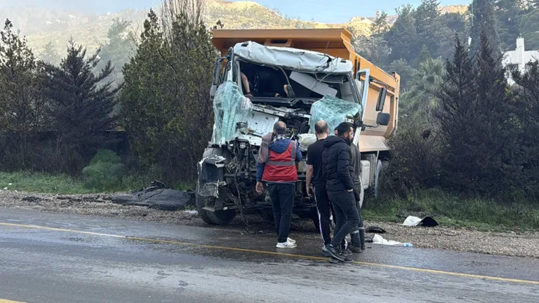 hafriyat kamyonları çarpıştı, 1 kişi ağır yaralandı