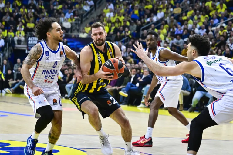 Fenerbahçe Beko, Anadolu Efes'i 84-76 mağlup etti