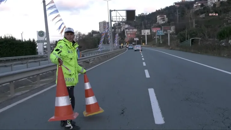 polis bayrak asıyor, muhalefet tepki gösteriyor