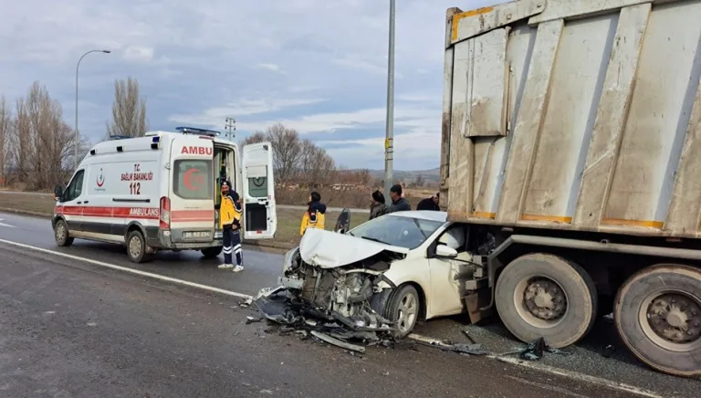 Işıkta bekleyen kamyona otomobil çarptı: 1 yaralı