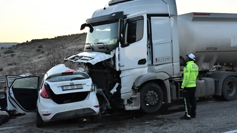 akaryakıt tankeri otomobile çarptı: 3 ölü, 4 yaralı