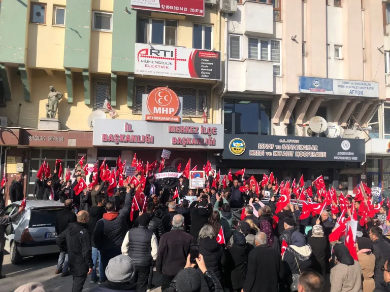 MHP’ye terör protestosu: “Yakışmadı” çelengini bıraktılar