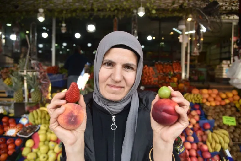 Kışın tezgahlarda yaz meyveleri satılıyor