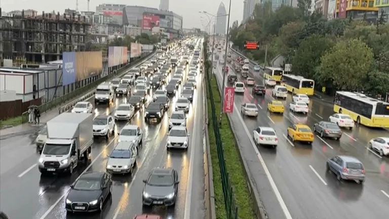 İstanbul'da iş gününde trafik yoğunluğu artıyor