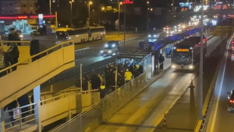 Metrobüste silahla havaya ateş eden şüpheli gözaltına alındı