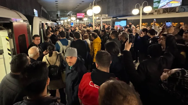 İzmir'de otobüs şoförleri iş bıraktı, ulaşım felç oldu