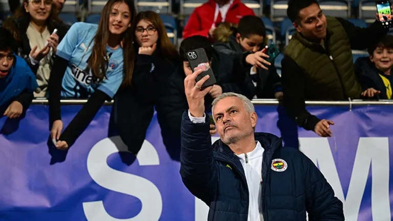 Jose Mourinho, Kasımpaşa taraftarına eşofman üstü hediye etti