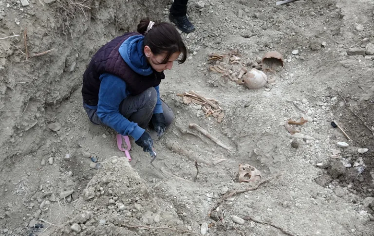 Burdur'da kanalizasyon kazısında insan kemikleri bulundu