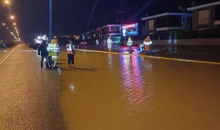 İzmir – Çanakkale Karayolu su baskını sonrası trafiğe açıldı