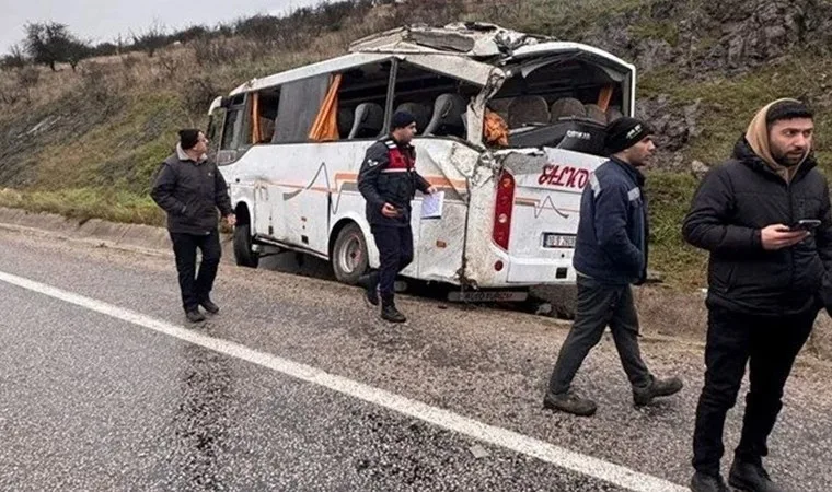 servis aracı devrildi: 4’ü ağır 26 yaralı