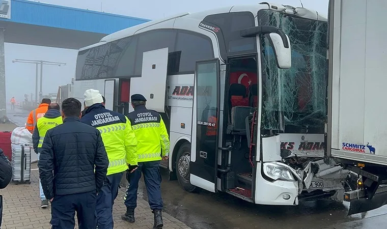 yolcu otobüsü TIR'a çarptı: 8 kişi yaralandı