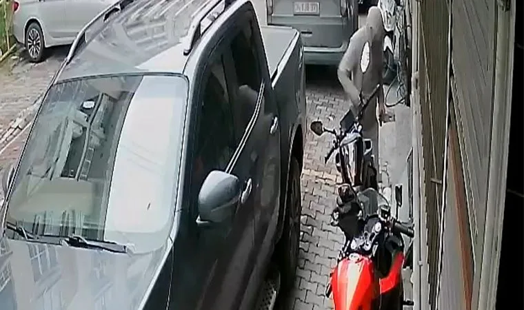 Esenyurt'ta güpegündüz motosiklet hırsızlığı kameraya yansıdı