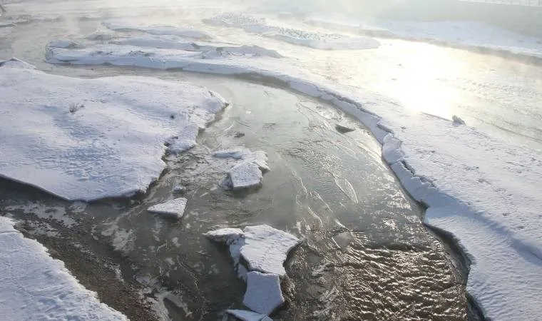 Ağrı'da buz kütleleri Murat Nehri'ni etkisi altına aldı